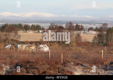 Culloden, Inverness, Écosse. 24 janvier, 2019. Les photos montrent que le cadre d'un développement immobilier controversé près de Culloden Battlefield est visible depuis le champ de bataille. Les manifestants contre les nouvelles maisons affirment qu'ils ont été informés par les développeurs que les maisons Maisons Kirkwood ne serait pas visible depuis le champ de bataille. Cette photo a été prise à partir de la voie principale qui traverse le champ de bataille, au-delà du monument commémoratif, et est le plus visité une partie du site. Crédit : Andrew Smith/Alamy Live News Banque D'Images