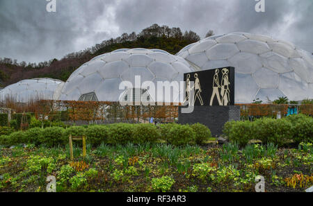 Eden Project, Cornwall, UK. 24 janvier 2019. Basé sur les gens qui passent les artistes studio de Londres, Julian Opie a créé cette sculpture LED pour l'affichage à l'Eden Project. Il fait partie d'une série sur l'affichage dans le monde entier. Crédit : Simon Maycock/Alamy Live News Banque D'Images