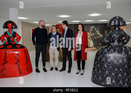 Madrid, Espagne. 24 Jan, 2019. Le Conseiller pour la Culture, du Tourisme et des Sports de la Communauté de Madrid, Jaime de los Santos(l), Jose Luis Martinez Almeida candidat à la mairie de Madrid pour le Parti Populaire, Pablo Casado Président du Partido Popular et Isabel Diaz Ayuso, candidat à la présidence de la Communauté de Madrid vu dans le stand de la Communauté de Madrid. Le chef du Parti Populaire, PP, Pablo Casado a visité la foire de la FITUR accompagnée par les dirigeants du parti populaire. Credit : Jesús Encarna/Alamy Live News Banque D'Images