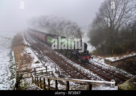 Austwick, Yorkshire du Nord. 24 Jan 2019. Météo France : Classe B1 numéro 61306 de la locomotive à vapeur sur une course d'essai à partir de "teamtown' depot, Carnforth, Lancashire. Vu ici par temps brumeux de l'hiver avec neige au sol, sur la ligne principale près de Lowick Green, Yorkshire du Nord. Crédit : John Bentley/Alamy Live News Banque D'Images