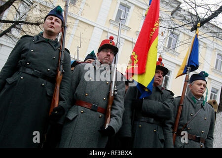 (190124) -- Bucarest, le 24 janvier 2019 (Xinhua) -- des gens portant des uniformes militaires d'époque participent à un événement marquant le 160e anniversaire de l'Union des Principautés roumaines de Bucarest, capitale de la Roumanie, le 24 janvier 2019. En janv. 24 160 années, deux principautés roumaines -- La Valachie et la Moldavie -- à la formation d'un syndicat en élisant le Colonel Alexandru Ioan Cuza comme la règle commune. L'unification a généré un cadre favorable pour la modernisation de la société roumaine. La Roumanie est devenue un État unitaire nationale le 1er décembre 1918, lorsque la Transylvanie est également joint à fo Banque D'Images