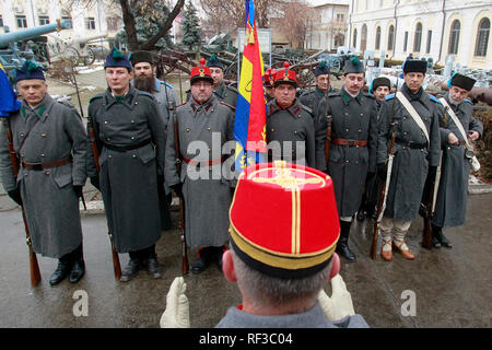 (190124) -- Bucarest, le 24 janvier 2019 (Xinhua) -- des gens portant des uniformes militaires d'époque participent à un événement marquant le 160e anniversaire de l'Union des Principautés roumaines de Bucarest, capitale de la Roumanie, le 24 janvier 2019. En janv. 24 160 années, deux principautés roumaines -- La Valachie et la Moldavie -- à la formation d'un syndicat en élisant le Colonel Alexandru Ioan Cuza comme la règle commune. L'unification a généré un cadre favorable pour la modernisation de la société roumaine. La Roumanie est devenue un État unitaire nationale le 1er décembre 1918, lorsque la Transylvanie est également joint à fo Banque D'Images