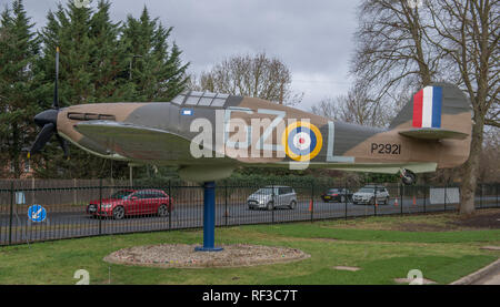 Biggin Hill, Kent, UK. 24 janvier, 2019. À la suite d'un projet de construction de 16 mois, le tout nouveau Musée commémoratif de Biggin Hill ouvrira ses portes aux visiteurs pour la première fois le 2 février 2019, offrant la chance de vivre l'histoire inspirante de la plus célèbre d'aviation. Un important financement du projet provient de la loterie nationale et du gouvernement central, avec design by Robin Lee Architecture. RAF Biggin Hill a joué un rôle central dans la seconde guerre mondiale. Une reproduction de l'ouragan se dresse comme un gardien de la porte. Credit : Malcolm Park editorial/Alamy Live News Banque D'Images