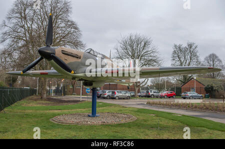 Biggin Hill, Kent, UK. 24 janvier, 2019. À la suite d'un projet de construction de 16 mois, le tout nouveau Musée commémoratif de Biggin Hill ouvrira ses portes aux visiteurs pour la première fois le 2 février 2019, offrant la chance de vivre l'histoire inspirante de la plus célèbre d'aviation. Un important financement du projet provient de la loterie nationale et du gouvernement central, avec design by Robin Lee Architecture. RAF Biggin Hill a joué un rôle central dans la seconde guerre mondiale. Une reproduction de l'ouragan se dresse comme un gardien de la porte. Credit : Malcolm Park editorial/Alamy Live News Banque D'Images