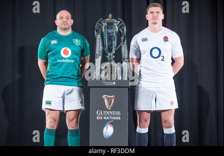 Swansea, Royaume-Uni. 23 Jan, 2019. Tournoi de rugby des Six Nations Guinness lancement au Hurlingham Club à Londres - 23 janvier 2019 Capitaine de l'Irlande et l'Angleterre Rory meilleur capitaine Owen Farrell aux côtés des Six Nations trophy Crédit : Phil Rees/Alamy Live News Banque D'Images