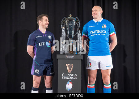 Swansea, Royaume-Uni. 23 Jan, 2019. Tournoi de rugby des Six Nations Guinness lancement au Hurlingham Club à Londres - 23 janvier 2019 Ecosse Capitaine Greig Laidlaw et capitaine de l'Italie Sergio Parisse avec les Six Nations Trophy Crédit : Phil Rees/Alamy Live News Banque D'Images