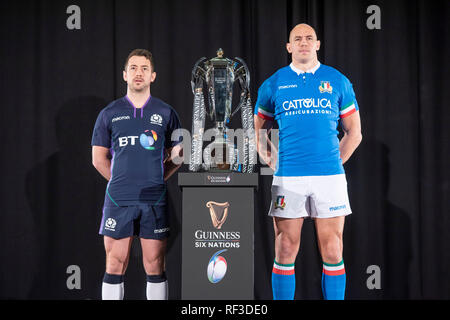 Swansea, Royaume-Uni. 23 Jan, 2019. Tournoi de rugby des Six Nations Guinness lancement au Hurlingham Club à Londres - 23 janvier 2019 Ecosse Capitaine Greig Laidlaw et capitaine de l'Italie Sergio Parisse avec les Six Nations Trophy Crédit : Phil Rees/Alamy Live News Banque D'Images