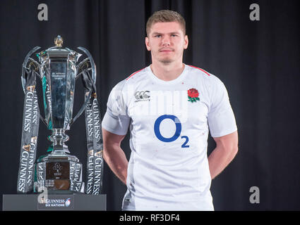 Swansea, Royaume-Uni. 23 Jan, 2019. Tournoi de rugby des Six Nations Guinness lancement au Hurlingham Club à Londres - 23 janvier 2019 Angleterre Rugby le capitaine Owen Farrell aux côtés des Six Nations trophy. Credit : Phil Rees/Alamy Live News Banque D'Images