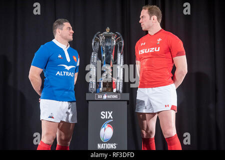 Swansea, Royaume-Uni. 23 Jan, 2019. Tournoi de rugby des Six Nations Guinness lancement au Hurlingham Club à Londres - 23 janvier 2019 Capitaine Guilhem Guirado France et Pays de Galles Capitaine Alun Wyn Jones aux côtés des Six Nations trophy Crédit : Phil Rees/Alamy Live News Banque D'Images