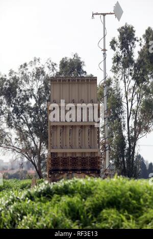 Tel Aviv. 24 Jan, 2019. Photo prise le 24 janvier 2019 présente une vue d'une batterie d'Israël est un système de défense Iron Dome près de Tel Aviv, Israël. L'armée israélienne a annoncé jeudi qu'une fusée anti-système de défense Iron Dome a été déployée dans le centre du pays dans un contexte de tensions sur les frontières nord et sud. La batterie a été déployée dans le Goush Dan, l'ensemble de la zone métropolitaine de Tel Aviv, a déclaré un responsable militaire sous le couvert de l'anonymat. Credit : Gédéon Markowicz-JINI/Xinhua/Alamy Live News Banque D'Images