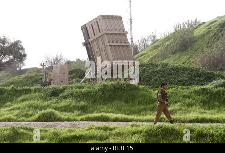 Tel Aviv. 24 Jan, 2019. Photo prise le 24 janvier 2019 présente une vue d'une batterie d'Israël est un système de défense Iron Dome près de Tel Aviv, Israël. L'armée israélienne a annoncé jeudi qu'une fusée anti-système de défense Iron Dome a été déployée dans le centre du pays dans un contexte de tensions sur les frontières nord et sud. La batterie a été déployée dans le Goush Dan, l'ensemble de la zone métropolitaine de Tel Aviv, a déclaré un responsable militaire sous le couvert de l'anonymat. Credit : Gil Cohen Magen/Xinhua/Alamy Live News Banque D'Images
