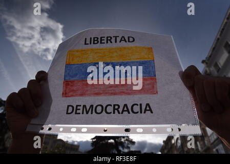 Madrid, Madrid, Espagne. 24 Jan, 2019. Vu un homme tenant une pancarte disant la liberté, de la démocratie en tant qu'il prend part au cours de la protestation à l'appui de l'homme politique Juan GuaidÃ³, un président temporaire de l'Assemblée nationale vénézuélienne en face de Congreso de los Diputados de Madrid. Crédit : John Milner SOPA/Images/ZUMA/Alamy Fil Live News Banque D'Images