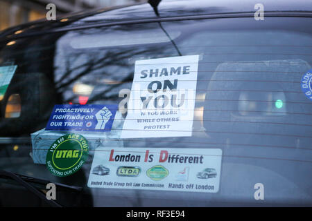 Londres, Royaume-Uni. 24 Jan, 2019. Les chauffeurs de taxi, une manifestation blocus sur Tottenham Court Road Transport for London en raison de l'interdiction des voitures sur la route. Credit : Penelope Barritt/Alamy Live News Banque D'Images