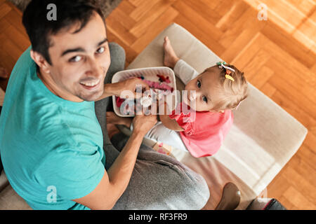 Petite fille et son père jouer ensemble à la maison Banque D'Images