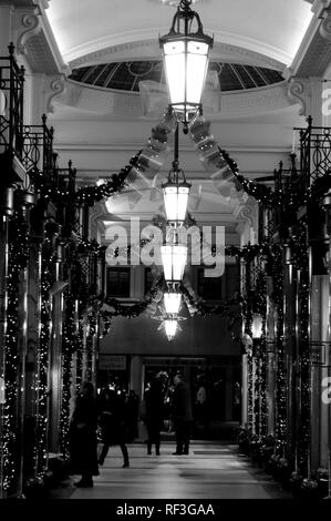 Pavés de Piccadilly en face de l'hôtel Ritz à Noël, Londres, Royaume-Uni. Banque D'Images