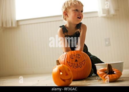 L'écopage garçon hors des entrailles de citrouille Halloween Banque D'Images