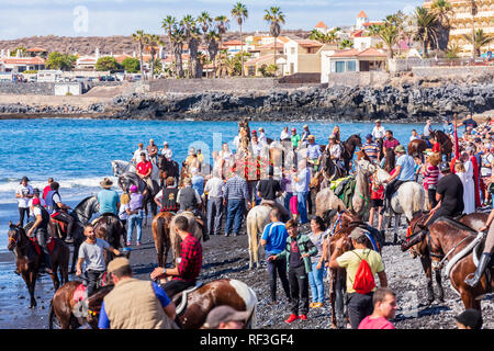 Av. de Playa, La Caleta, Costa Adeje, Tenerife. 20 janvier 2019. La baignade annuelle des chevaux dans la mer dans le cadre de la Fêtes de San Sebastian Banque D'Images