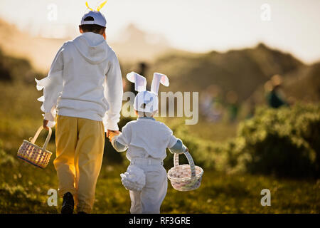 Deux frères en costumes de Pâques sur une chasse aux oeufs de Pâques Banque D'Images