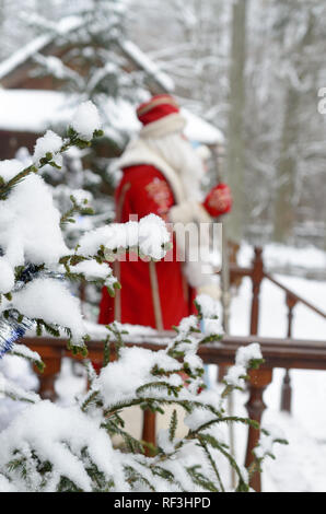 Le Père Noël et la neige premier rendez-vous sur la terrasse de leur manoir en hiver dans le contexte des sapins couverts de neige Banque D'Images