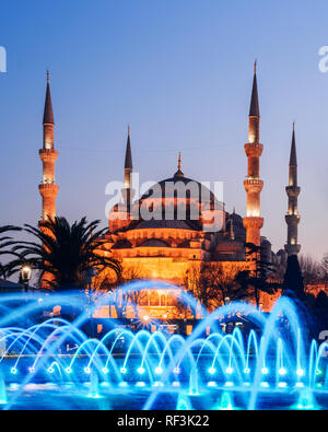 Fontaine sur Sultanahmet dans la soirée. Flux multicolores dans le contexte de la mosquée bleue. Situé à lieu : Istanbul, Turquie Banque D'Images