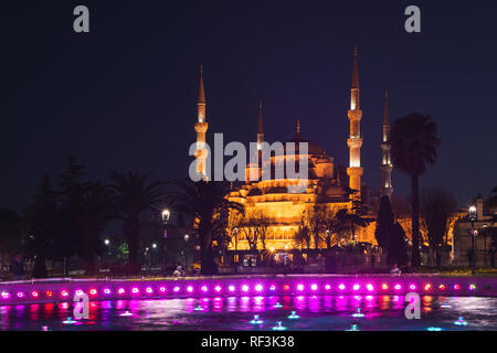 Fontaine sur Sultanahmet dans la soirée. Flux multicolores dans le contexte de la mosquée bleue. Situé à lieu : Istanbul, Turquie Banque D'Images