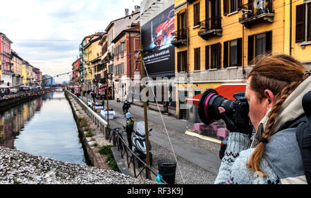 Photographe à grande Canale district dans la ville de Milan, Italie Banque D'Images