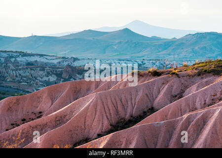 Amazing lever du soleil dans les montagnes de la Cappadoce, Turquie. Photographie de paysage Banque D'Images