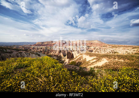 Amazing lever du soleil dans les montagnes de la Cappadoce, Turquie. Photographie de paysage Banque D'Images