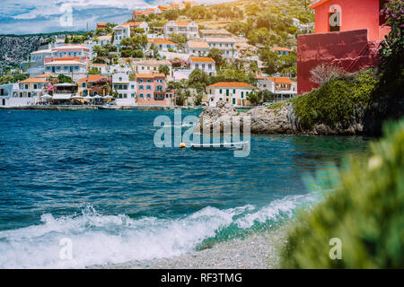 Vacances d'été. La ville méditerranéenne de Assos sur Kefalonia en Grèce. Voir de belle plage et maisons colorées Banque D'Images