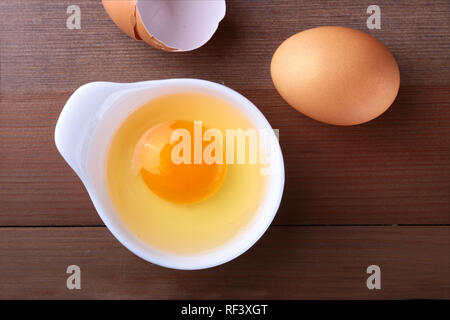 Oeufs crus dans un bol blanc ingrédients pour la cuisson. concept. Vue d'en haut. Banque D'Images