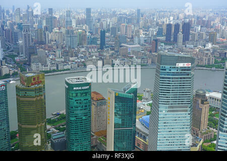 SHANGHAI, CHINE - une vue sur les toits de Shanghai le long de la rivière Huangpu vu de la tour Jin Mao (La prospérité d'or Building). Banque D'Images