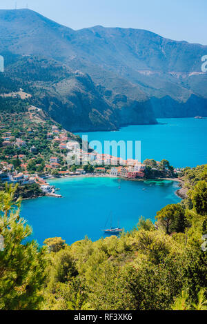 Littoral Méditerranéen en Grèce. Belle couleur turquoise de l'eau de la baie d'Assos entouré de pins et de cyprès. Nature extraordinaire, doit voir les endroits Banque D'Images