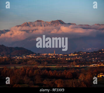 Vue du Monte Chiampon (Frioul - Italie) au coucher du soleil, avec le village de Buja en premier plan. Banque D'Images