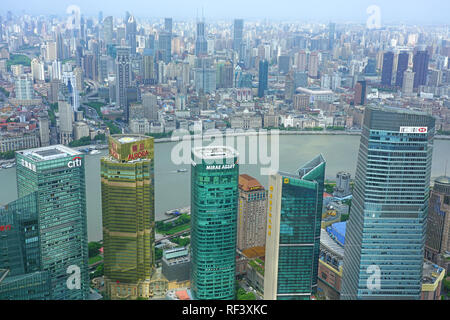 SHANGHAI, CHINE - une vue sur les toits de Shanghai le long de la rivière Huangpu vu de la tour Jin Mao (La prospérité d'or Building). Banque D'Images