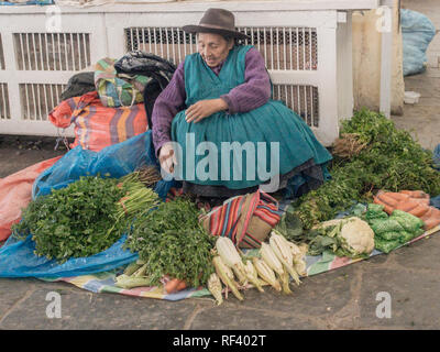 Cusco, Pérou - le 19 mai 2016 : la femme est la vente de légumes dans les rues de Cusco. L'Amérique latine. Banque D'Images