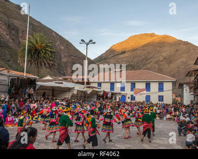 Pisac, Pérou - le 19 mai 2016 : les enfants en costumes folkloriques colorés, dans le marché de Pisac Banque D'Images