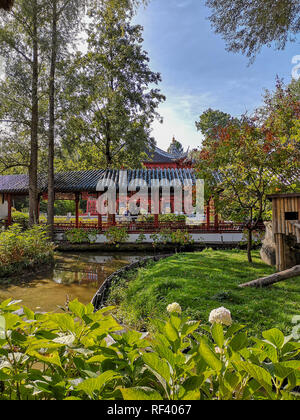 Septembre 2018 - Brugelette, Belgique : l'authentique jardin chinois à la maison du panda dans le parc animalier Pairi Daiza, à l'architecture traditionnelle Banque D'Images