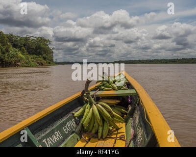 Paumari, Brésil- Novembre 25, 2018, Affaires indiennes traditionnelles : voile et belle vue avec le reflet dans la lagune de jungle amazonienne. L'Amérique latine Banque D'Images