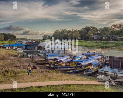 Leticia, Brésil - Dec 03, 2017 : Port d'amazone à Leticia, au cours de l'étiage. Banque D'Images
