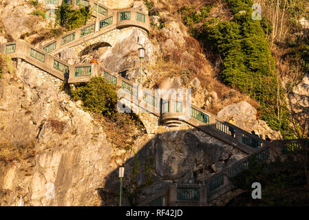 Graz, en Styrie / Autriche - 20.01.2019 : vue sur les escaliers jusqu'à schlossbergstiege nommé monument schlossberg avec tour de l'horloge uhrturm à Graz, en Autriche. Trav Banque D'Images