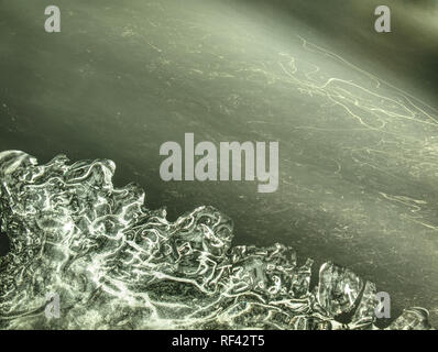 Petite montagne gelés cascade. Détail de glaçons arrondies avec de nombreuses réflexions. Banque D'Images