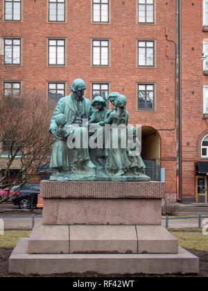 HELSINKI, FINLANDE-MARS 27, 2016 : Topelius et les enfants (Topelius lapset ja) monument par Ville Vallgren expose Banque D'Images