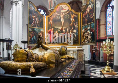 Triptyque de La Passion de Christ et tombeau de Charles le Téméraire dans l'église de Notre-Dame / Onze-Lieve-Vrouwekerk dans la ville de Bruges, Flandre occidentale, Belgique Banque D'Images