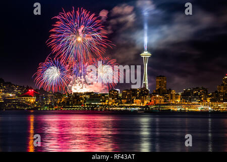 Lake Union 4 juillet feu d'artifice et le Seattle skyline, comme vu à travers la baie Elliott à Seacrest Park à West Seattle, WA, USA Banque D'Images