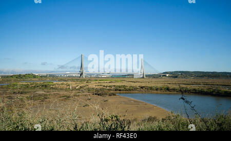 Pont international de Guadiana, reliant le sud de l'Espagne et le Portugal, de Castro Marim, Algarve, Portugal. Banque D'Images