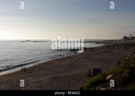 Vila do Conde, Portugal - 6 août 2014 : Les gens de la plage au coucher du soleil Banque D'Images