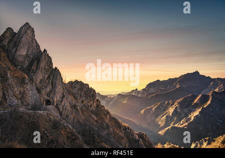 Montagnes Alpes Apuanes et la carrière de marbre. Carrara, Toscane, Italie, Europe. Banque D'Images