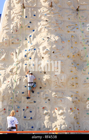 L'homme sur un mur d'Escalade Banque D'Images