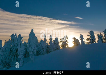 Coucher de soleil sur les montagnes enneigées Banque D'Images