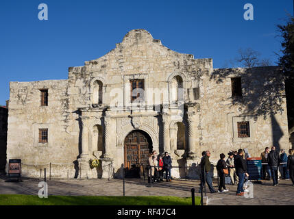 Les touristes visitent l'Alamo Mission de San Antonio, Texas, USA communément appelée l'Alamo. Banque D'Images